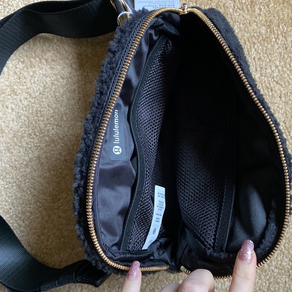 Lululemon Everywhere Belt Bag black fleece gold hardware luxe nwt waist pack - Picture 8 of 10